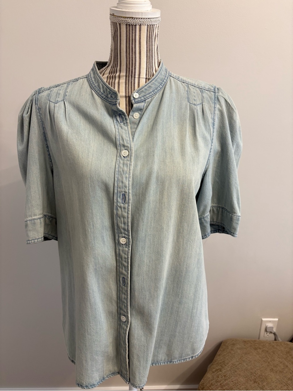 Frame ladies sz M Light Wash Denim Short Sleeve Button-Up Top